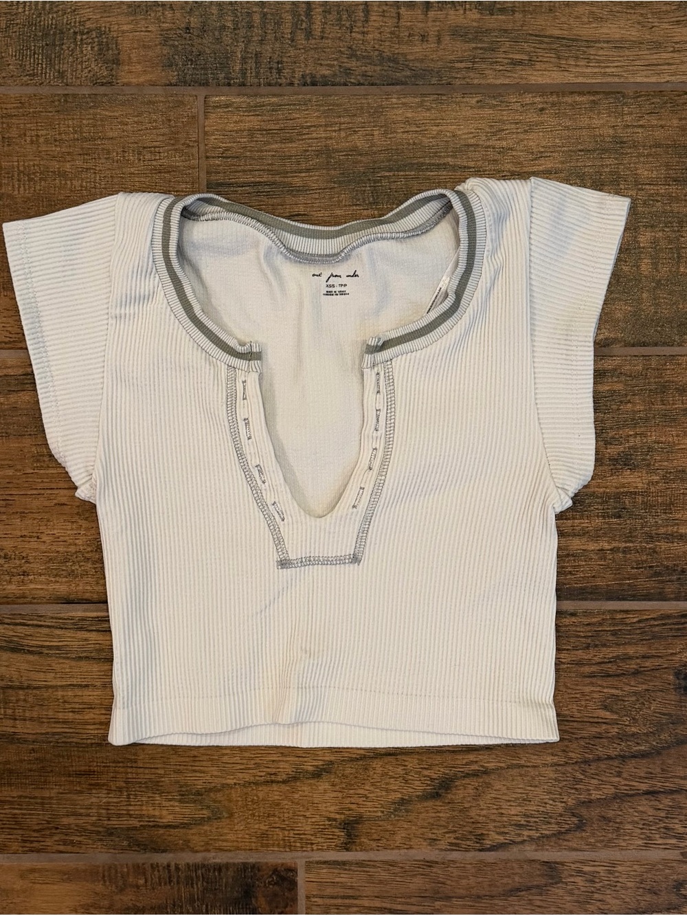 Urban Outfitters Ribbed V-Neck Crop Top - Light Gray with Gray Trim